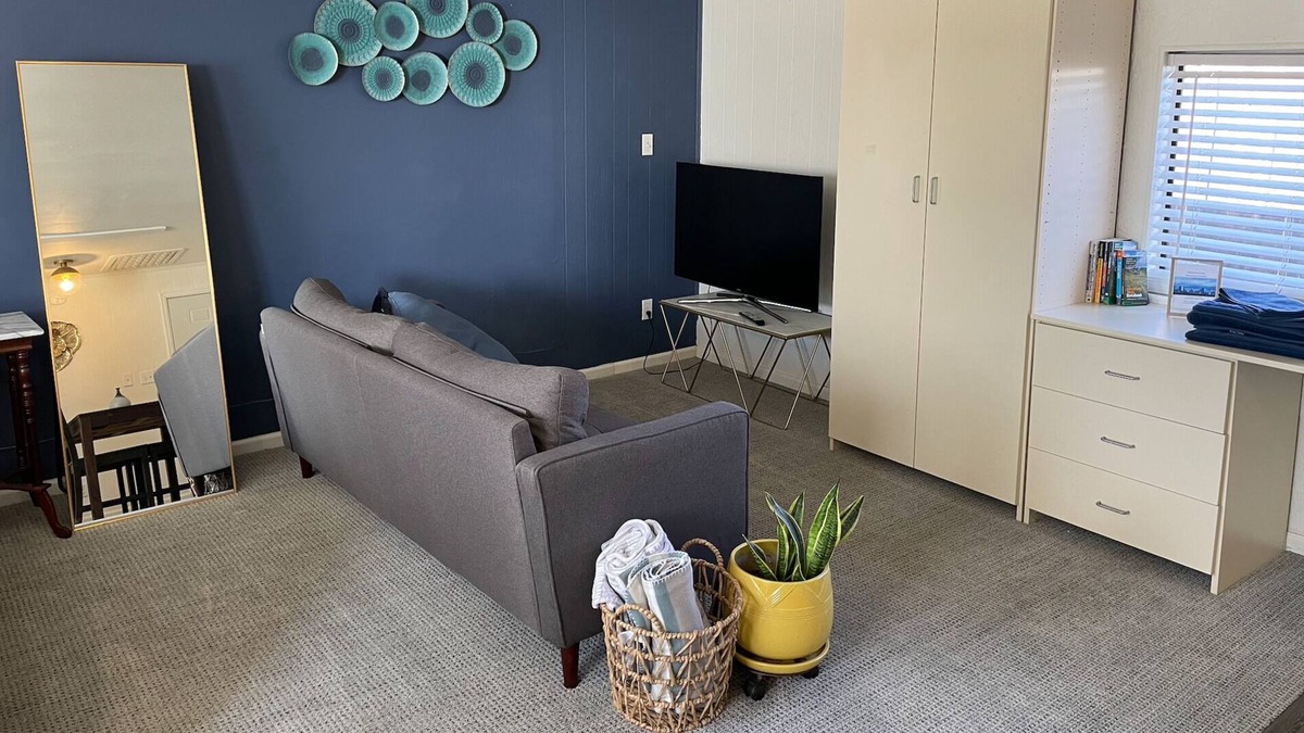 Edgewater Apartment | Spacious Studio in the Heart of Edgewater