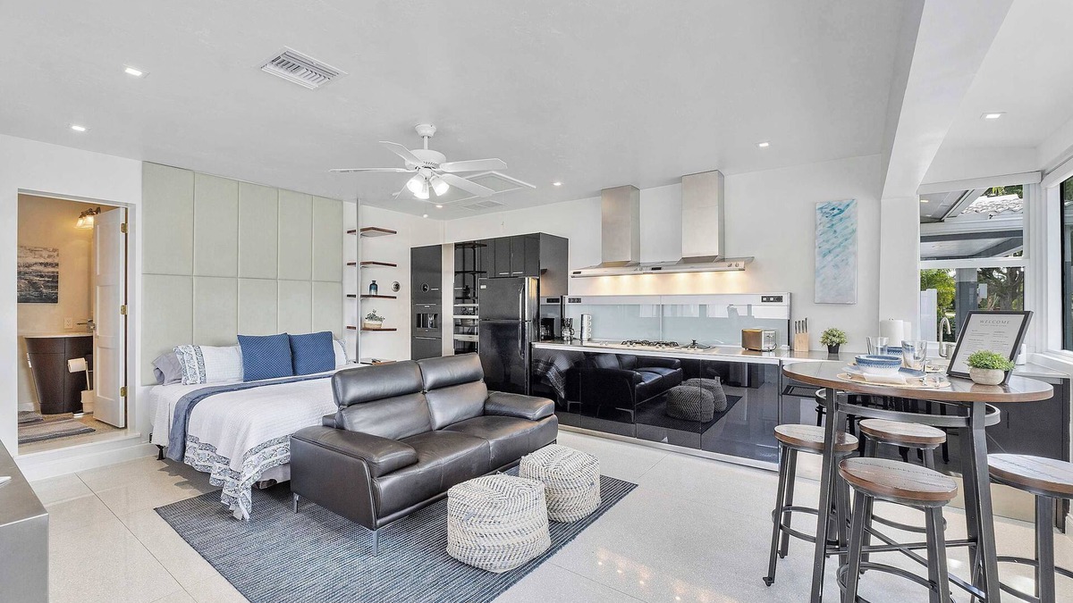 Coral Heights House | Spacious Studio in the Heart of FTL! Hot Tub