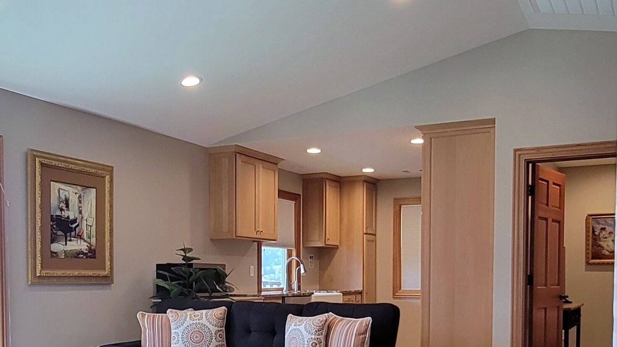 Medford House | Spacious studio near Jacksonville, WiFi, kitchen, balcony & spectacular views