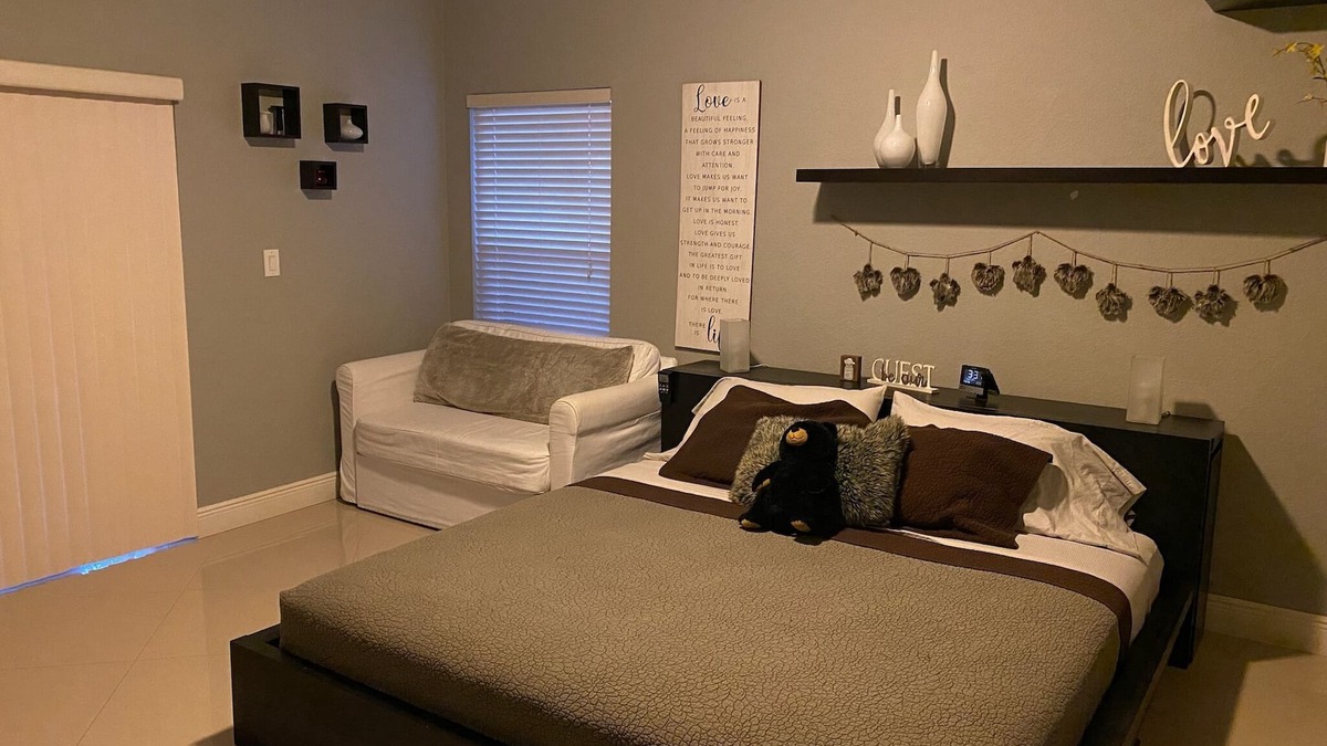 Pembroke Pines Cabin | Spacious Studio with King Bed Private entrance in pleasant Pembroke Pines