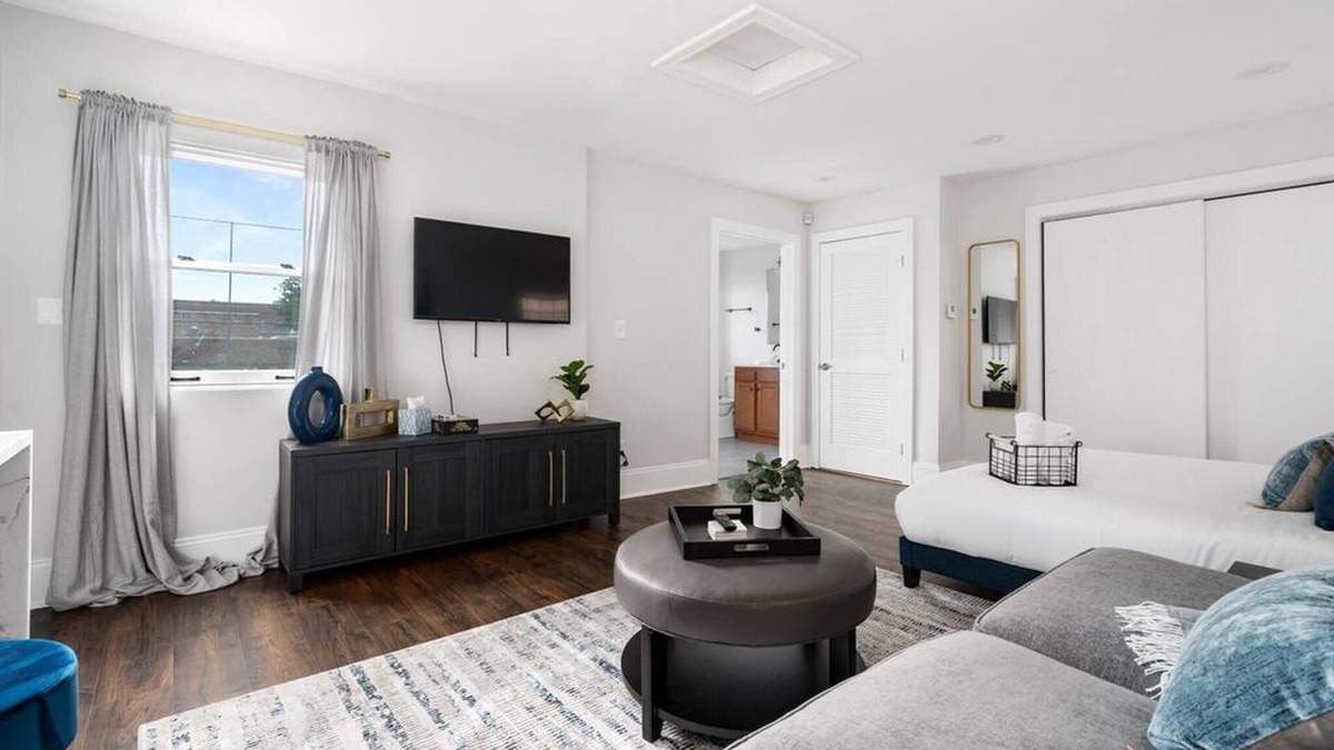 Weinland Park House | Spacious Studio w/King Bed | Walk to OSU + Bars
