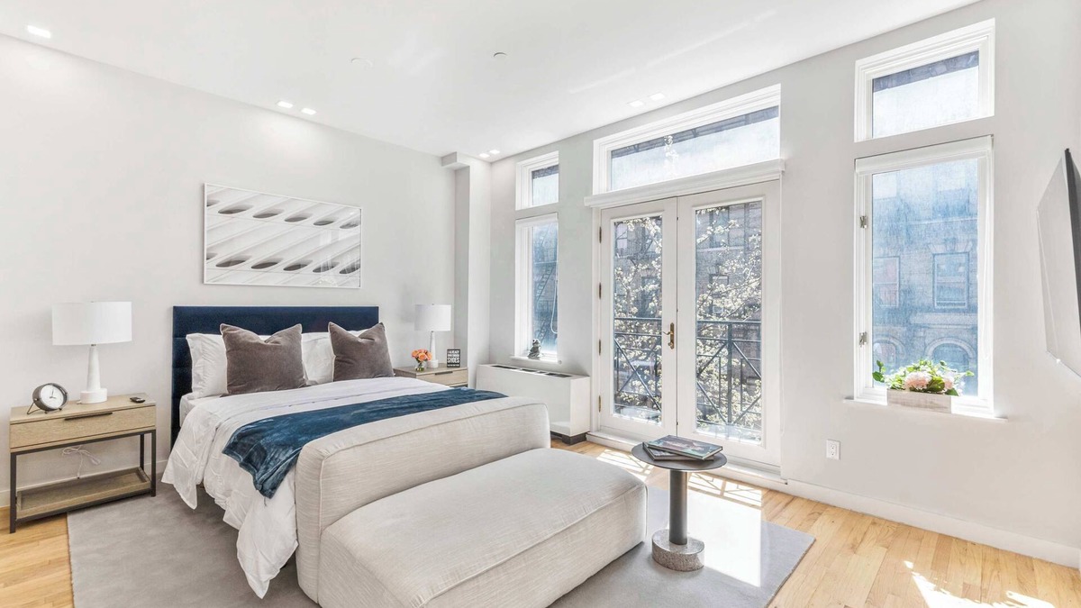 Central Park South House | Spacious Studio with Charming Juliet Balcony