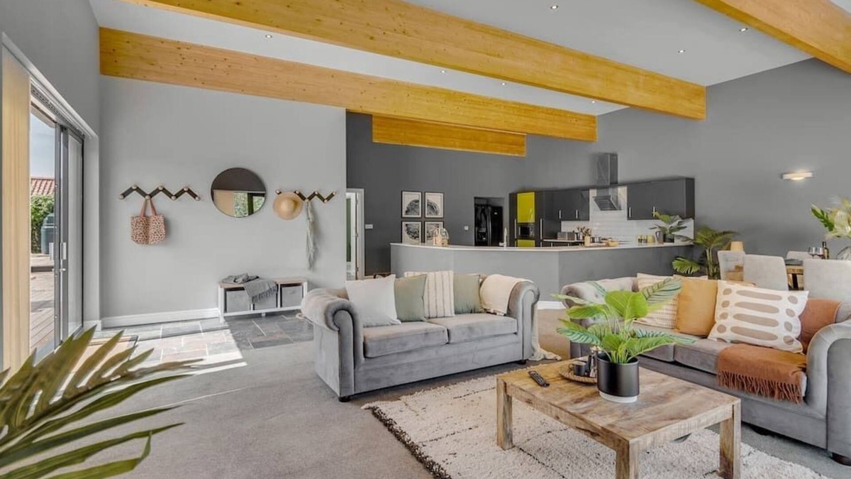 Hethel House | Spacious, stylish 4bed home w/patio, garden & parking