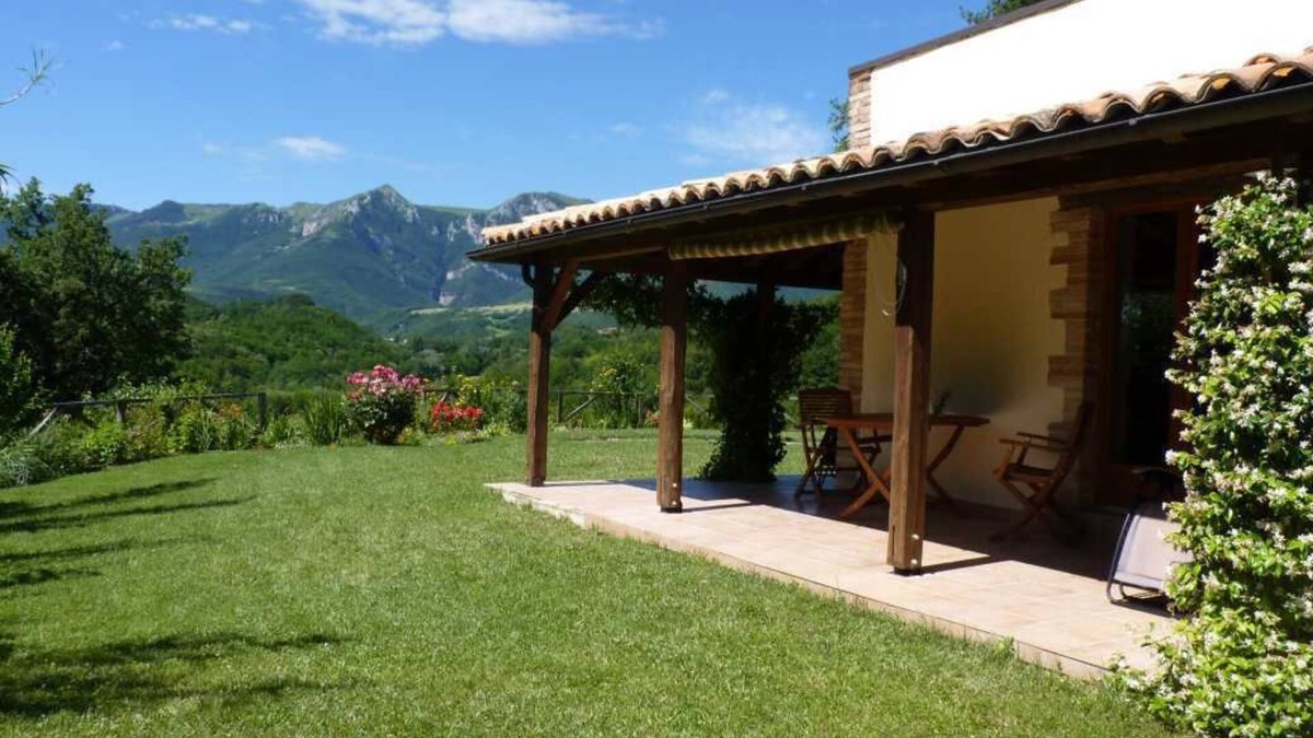 San Ginesio Apartment | Spacious, stylish apartment with stunning views of the Sibillini Mountains