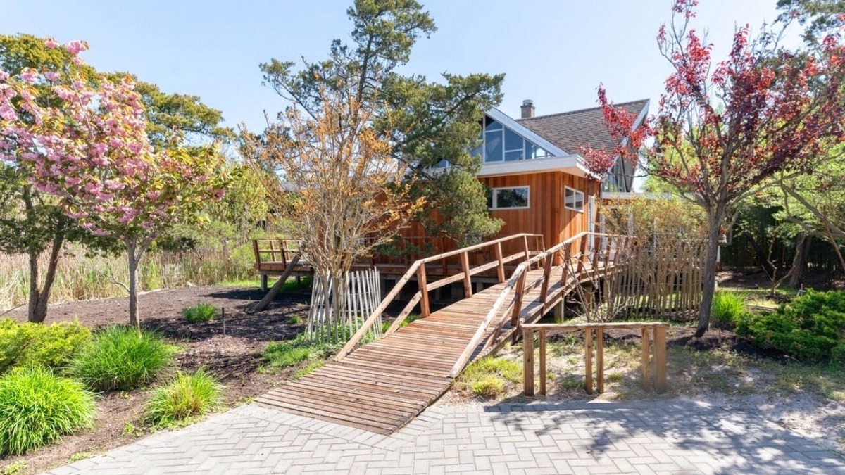 Seaview House | Spacious & Stylish Seaview House available July 2025