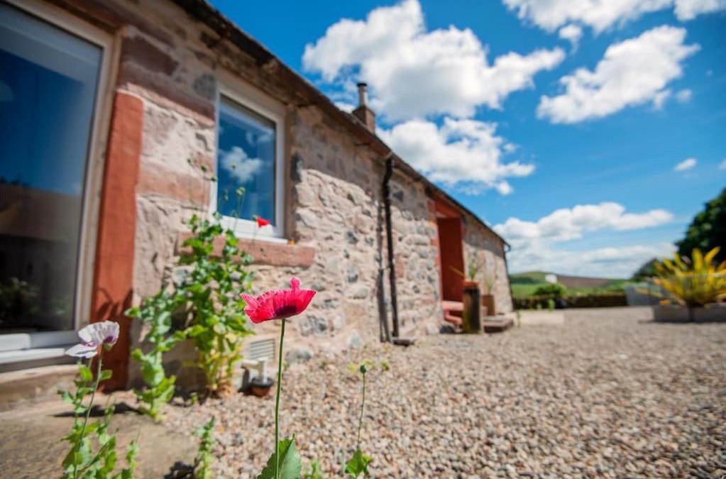 Kirriemuir House | Spacious & Stylish StoneHous Cottage