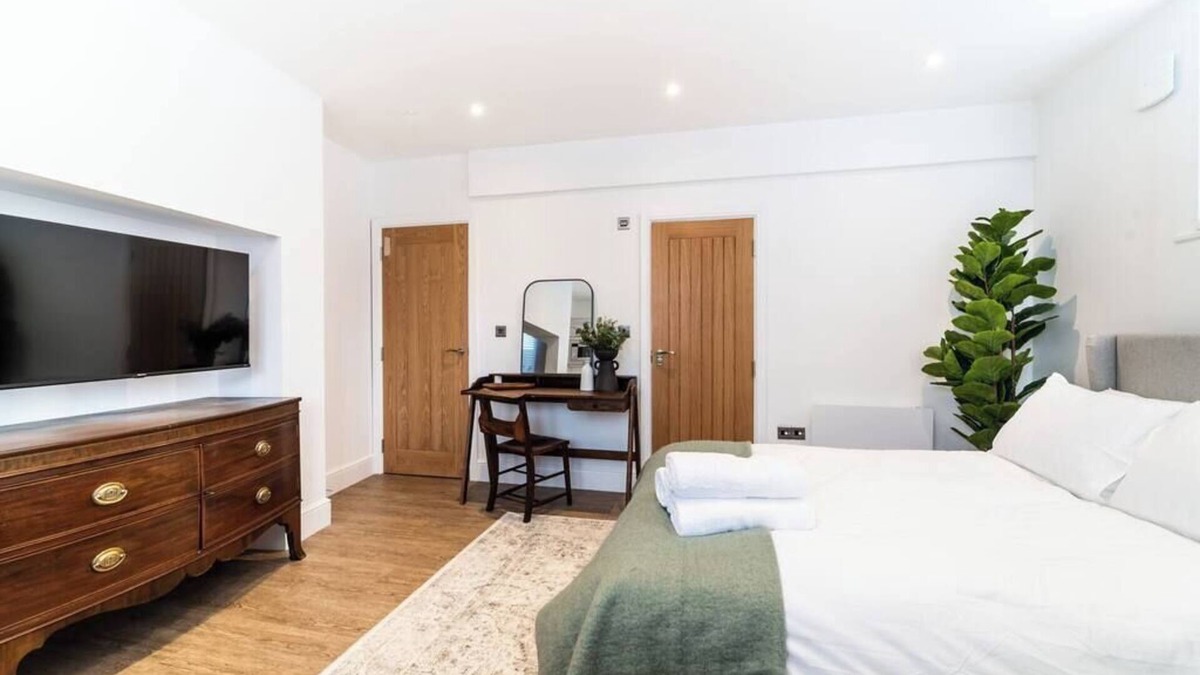 Hoylake Apartment | Spacious Stylish Studio, Hoylake