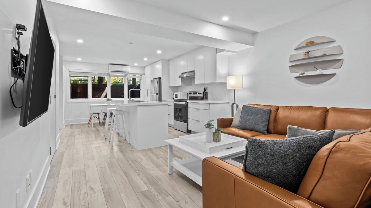 Lambton House | Spacious & Stylish Walk-Out - SuperHost