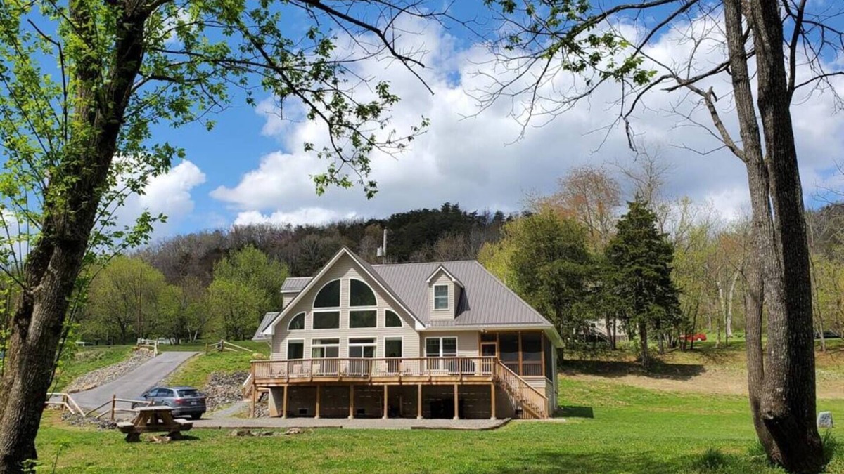 Draper Cabin | Spacious & Stylish Waterfront Home on New River! 3