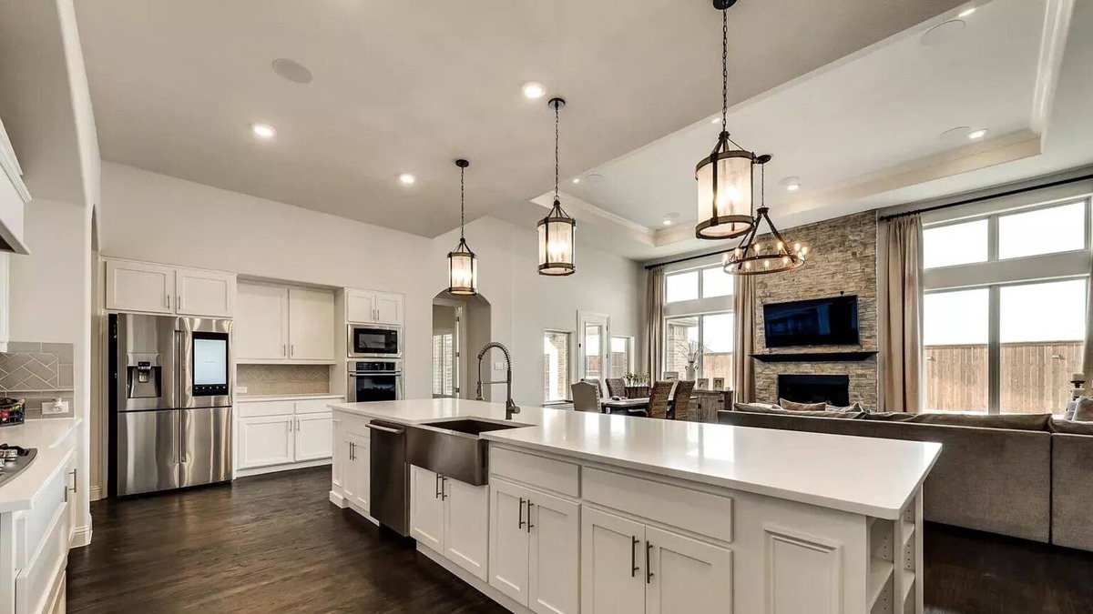 Prosper House | Spacious Suburban Sanctuary House with Huge Backyard