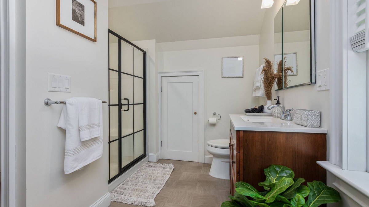 York Apartment | Spacious suite - close to everything + backyardn10 min to Portsmouth +Ogunquit