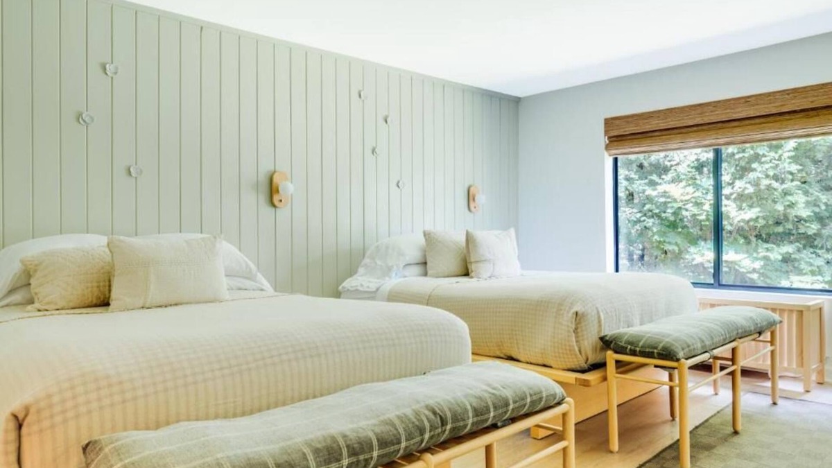 Lake Placid Hotel | Spacious Suite for Groups l Bluebird Lake Placid l Sleeps 4