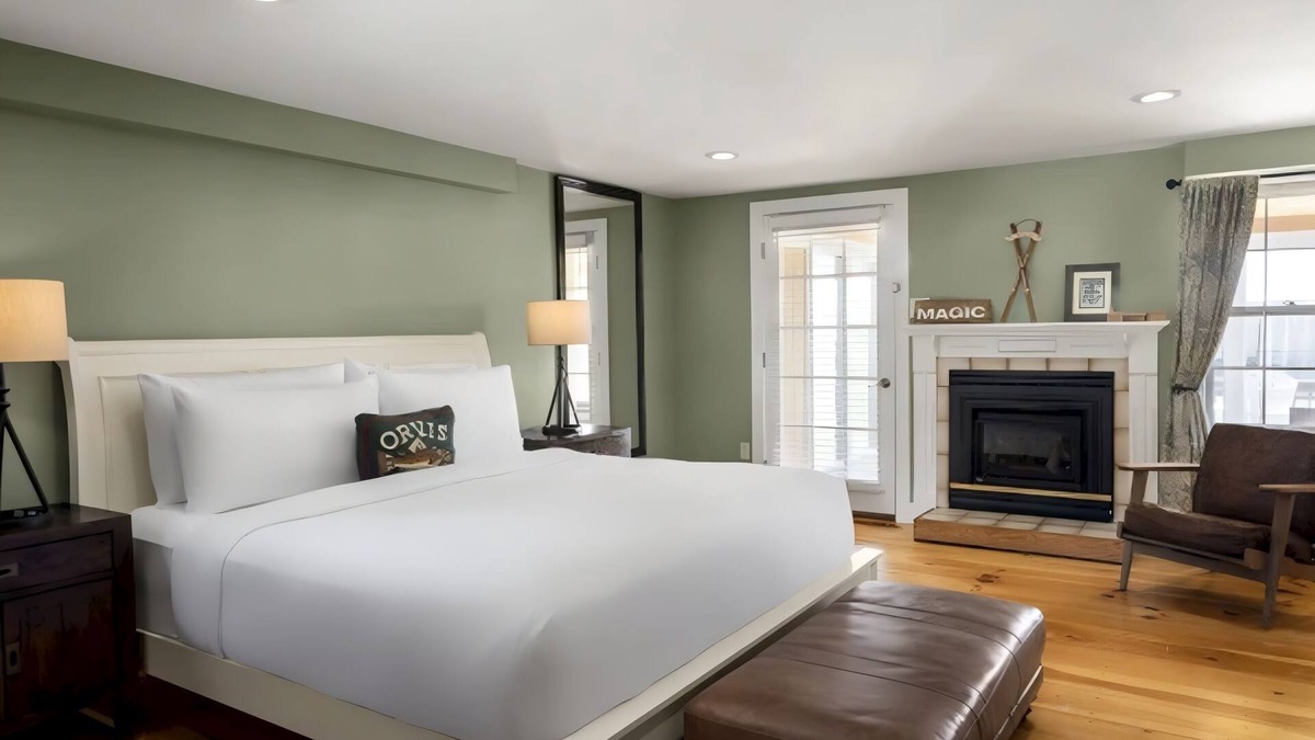 Manchester Hotel | Spacious Suite Perfect for Relaxation in Manchester | Pool, Restaurant, Bar