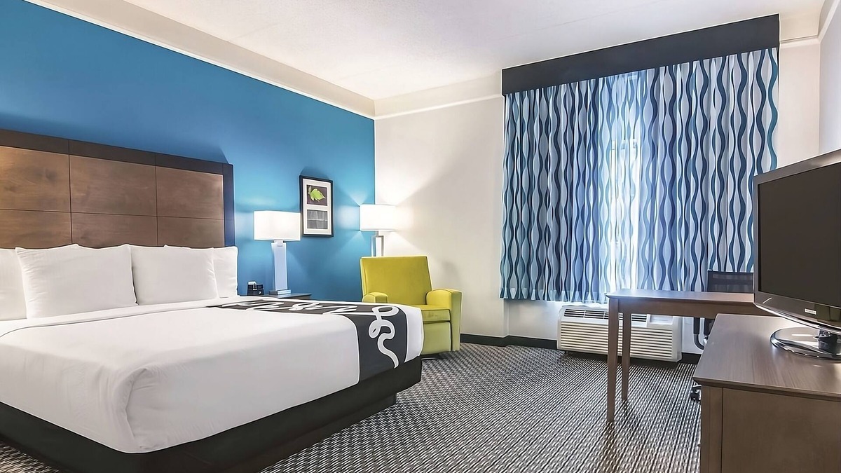 Orlando Hotel | Spacious Suite w/Pet-Friendly Policy & Outdoor Pool – Near Attractions