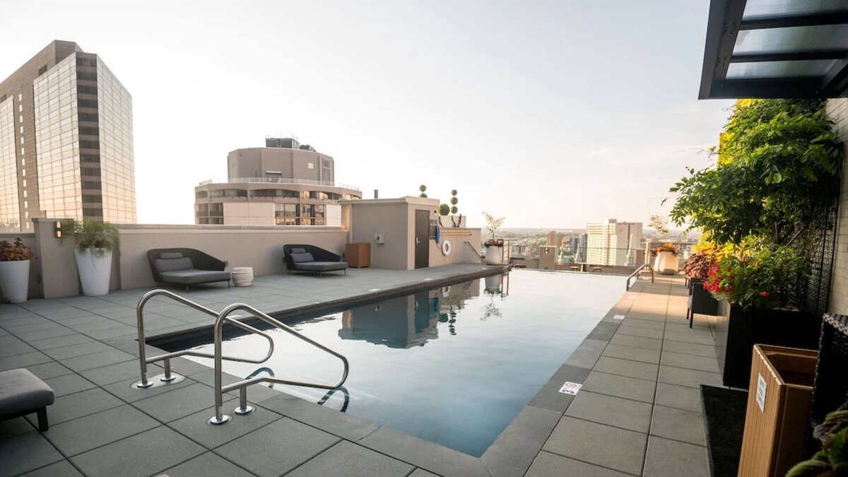 Logan Square Hotel | Spacious Suite with Kitchen | City Views | Swimming Pool | Pet-Friendly