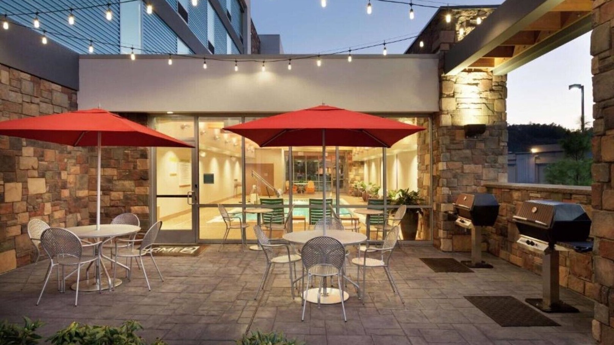 Southcenter House | Spacious suites and free airport shuttle