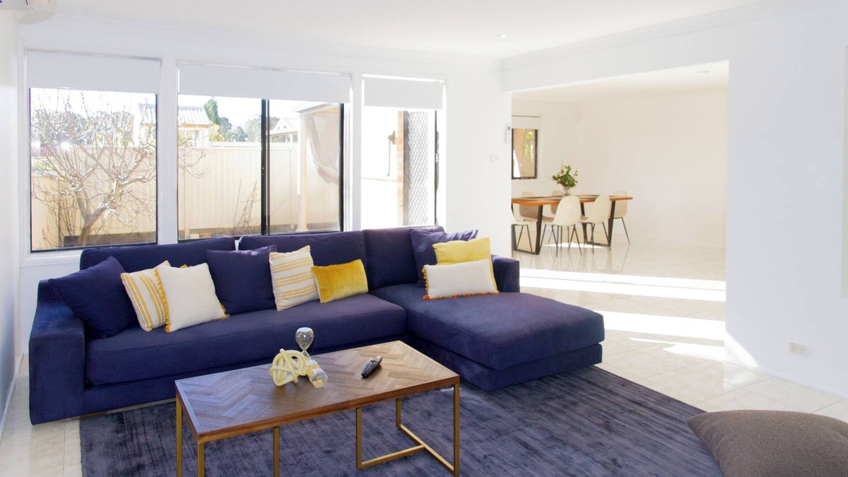 Prestons House | Spacious, Sunlit & Recently Renovated Family Home - 4BD & Hotel Quality Bedding
