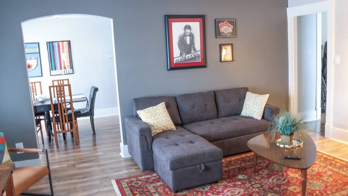 Davenport Apartment | Spacious sunny 2-bedroom apartment with all the comforts of home