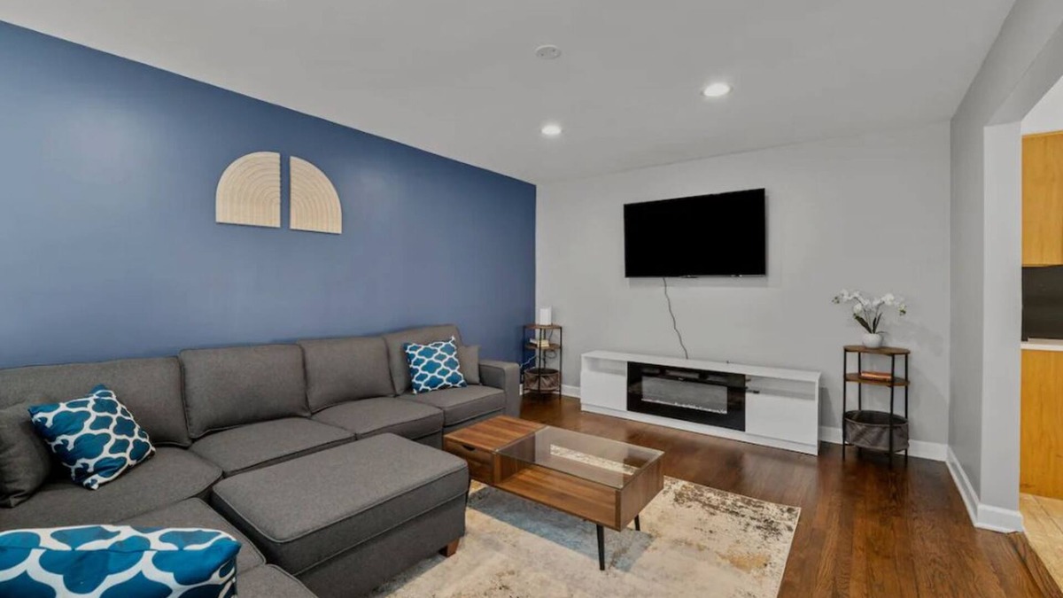 Forestview Apartment | Spacious, Sunny and Clean Apartment 25 min from Downtown Chicago
