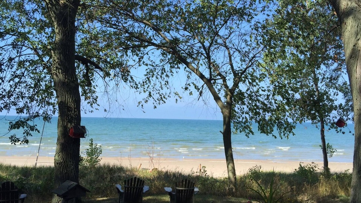 Henderson House | Spacious, sunny, open concept 3 bedroom lakefront house w/deck/private sandbeach