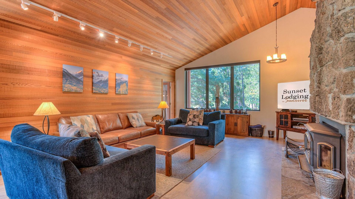 Overlook Park House | Spacious Sunriver Home on Golf Course with Hot Tub, SHARC Passes & Game Room