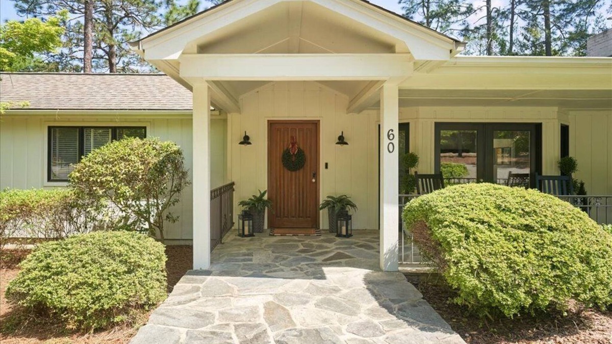Pinehurst House | Spacious: swimming pool, walk to the village.