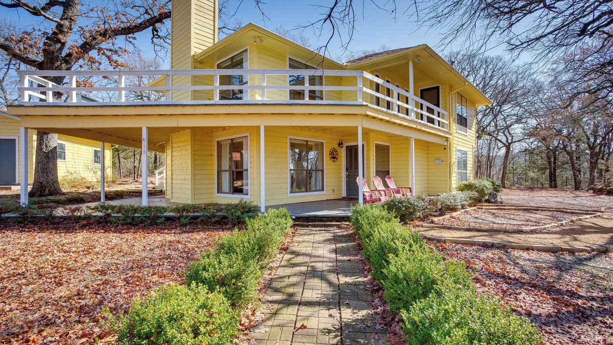Pottsboro Cottage | Spacious Texas Getaway 1/2 Mi to Lake Texoma!