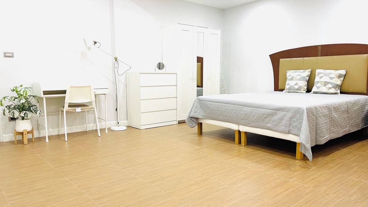 Anusawari House | Spacious 4-bedroom townhome in beautiful Krung Thep Maha Nakhon with WiFi, AC