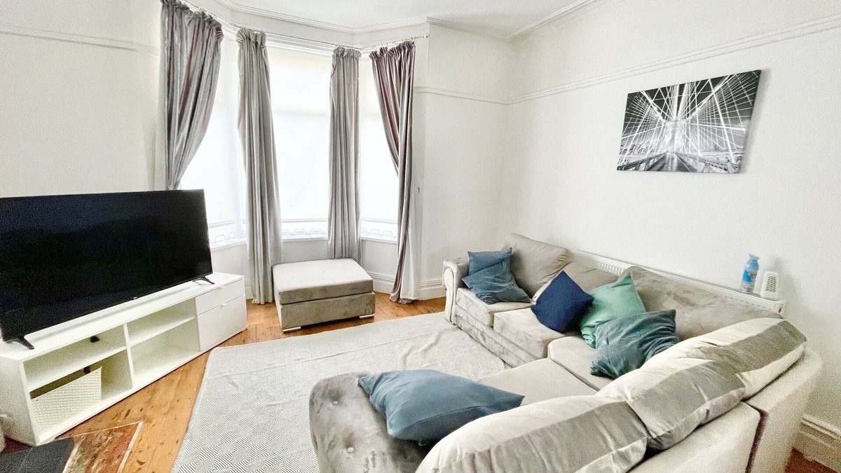 Wallasey House | Spacious Three Bed House & Private Garden - New Brighton Beach & Promenade