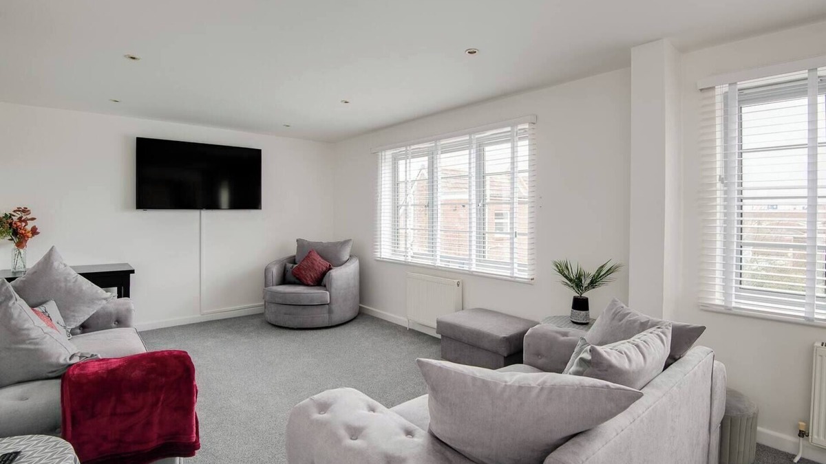 Portsmouth Apartment | Spacious three bedroom top floor flat with amazing views