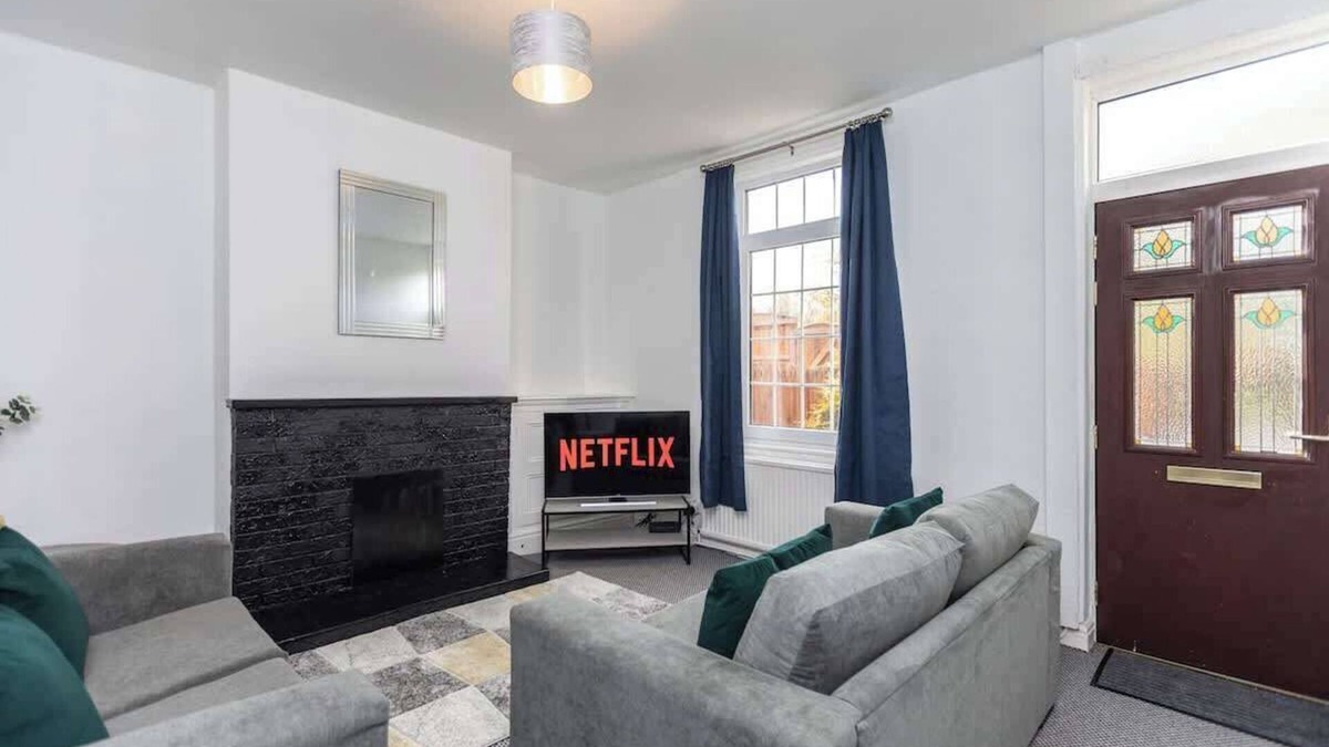 Hemsworth House | Spacious three bedroom property!