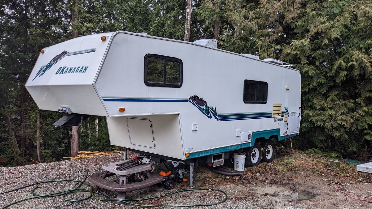 Gibsons House | Spacious Tidy Resort Clean RV Sunshine Coast BC 5 min from Ferry Dog Friendly