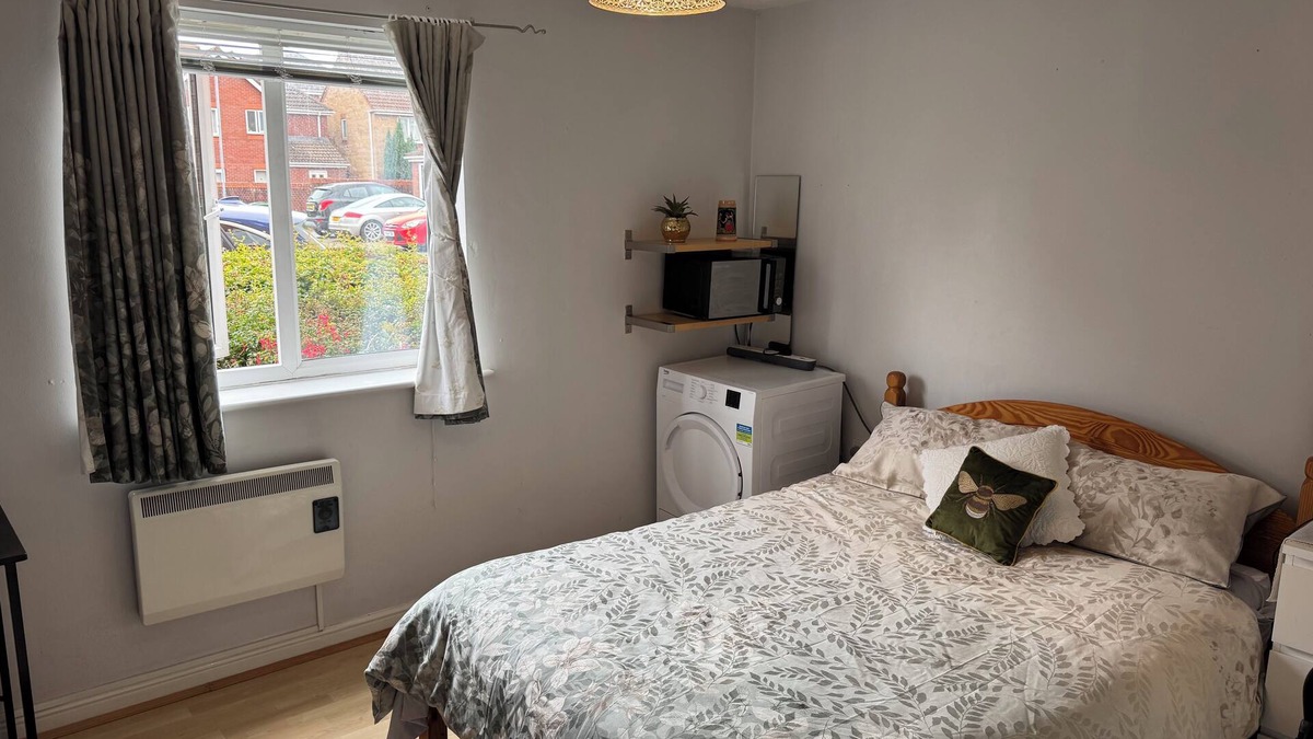 Tremorfa Apartment | Spacious tidy room in Cardiff