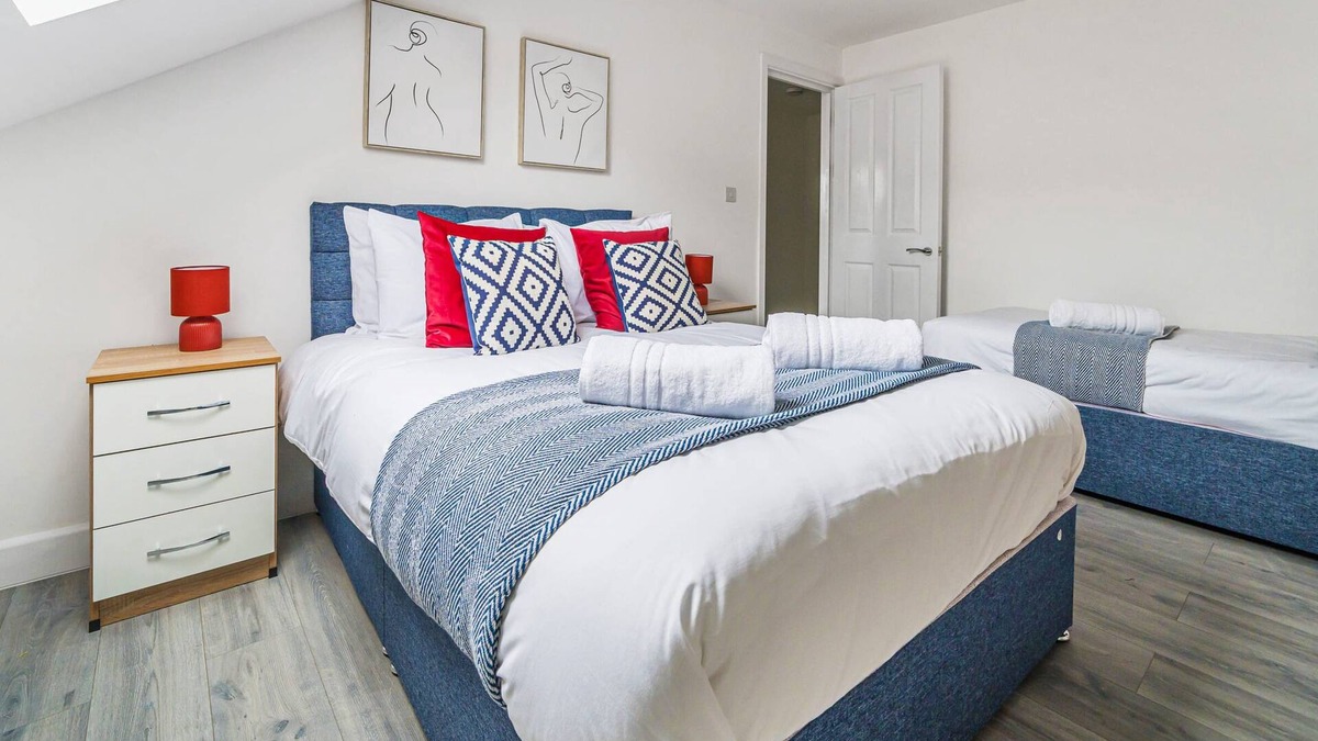 Rushmoor District Apartment | Spacious Town Centre Apt | Sleeps 4 | FREE WiFi