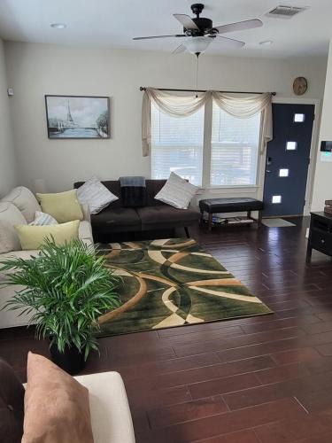 Near East Side House | SPACIOUS TOWNHOUSE MINUTES FROM DOWNTOWN SA.