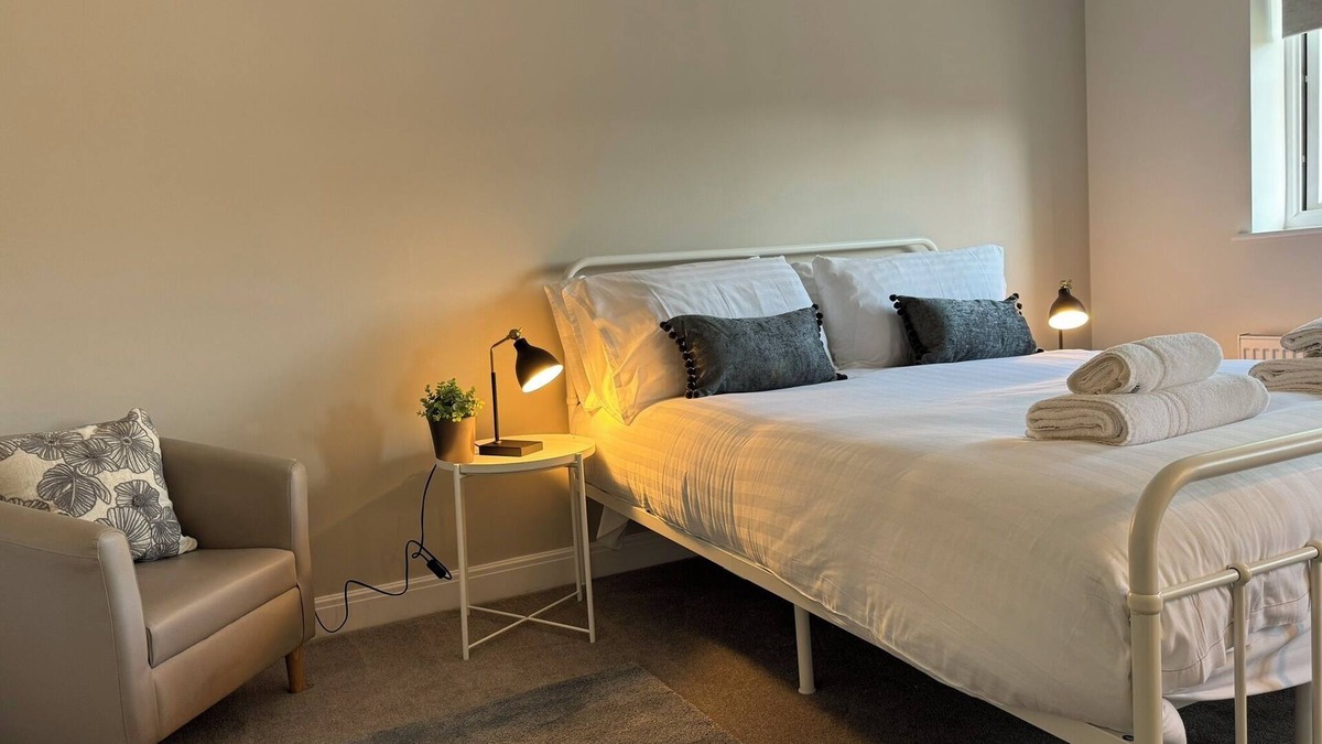 Telford House | Spacious Townhouse with Garden