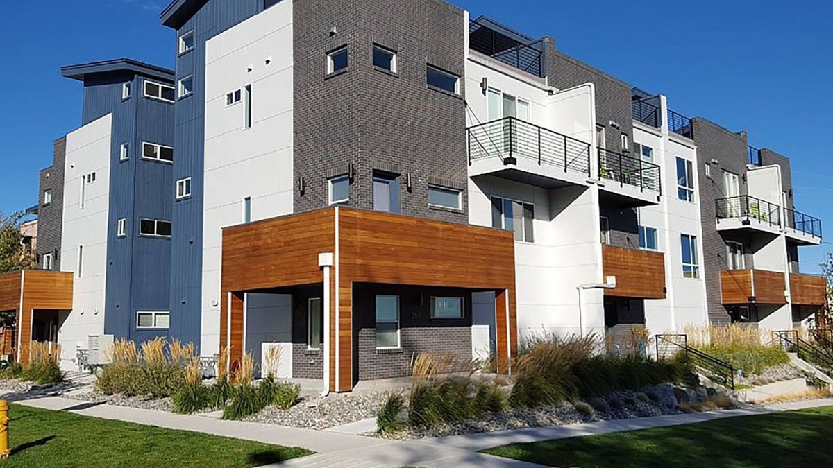 Jefferson Park House | Spacious Townhouse with Rooftop Deck! Super close to Downtown Denver!