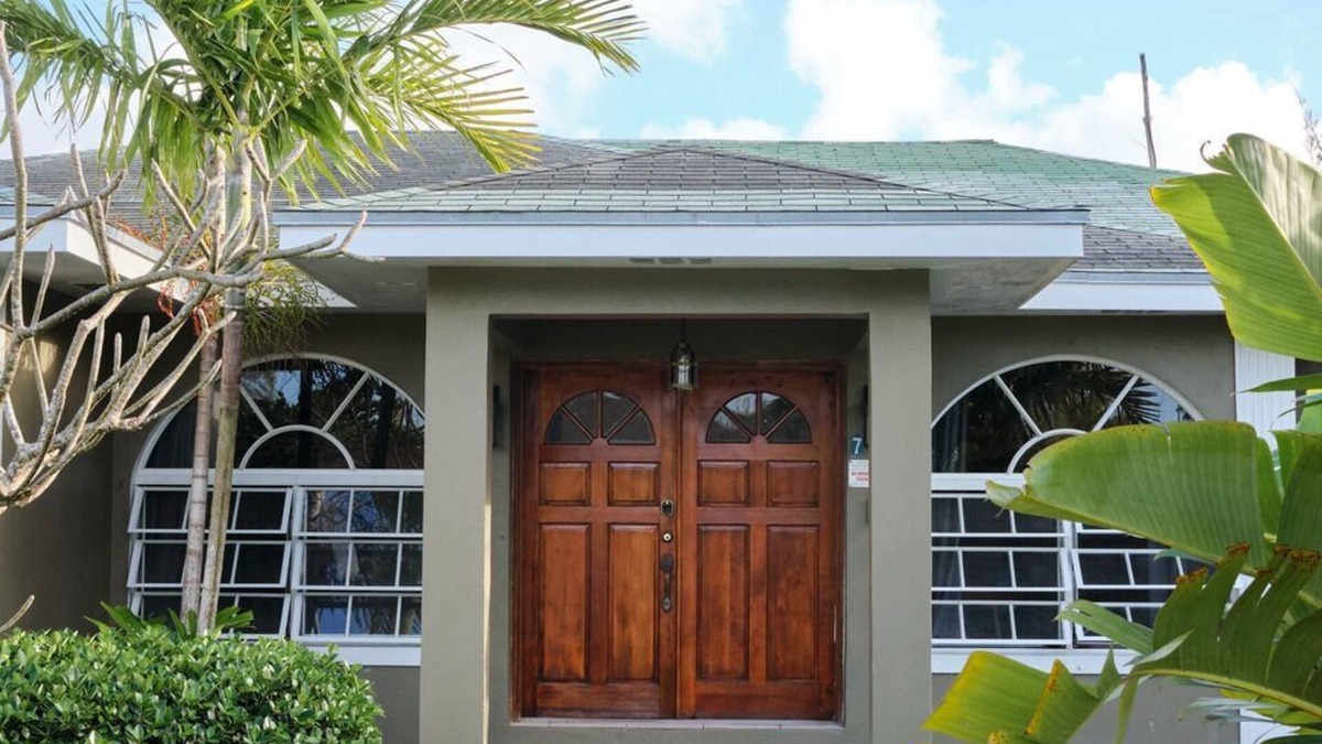 Gambier House | Spacious Tropical Getaway 🌴 - 3 mins away from the airport and beach