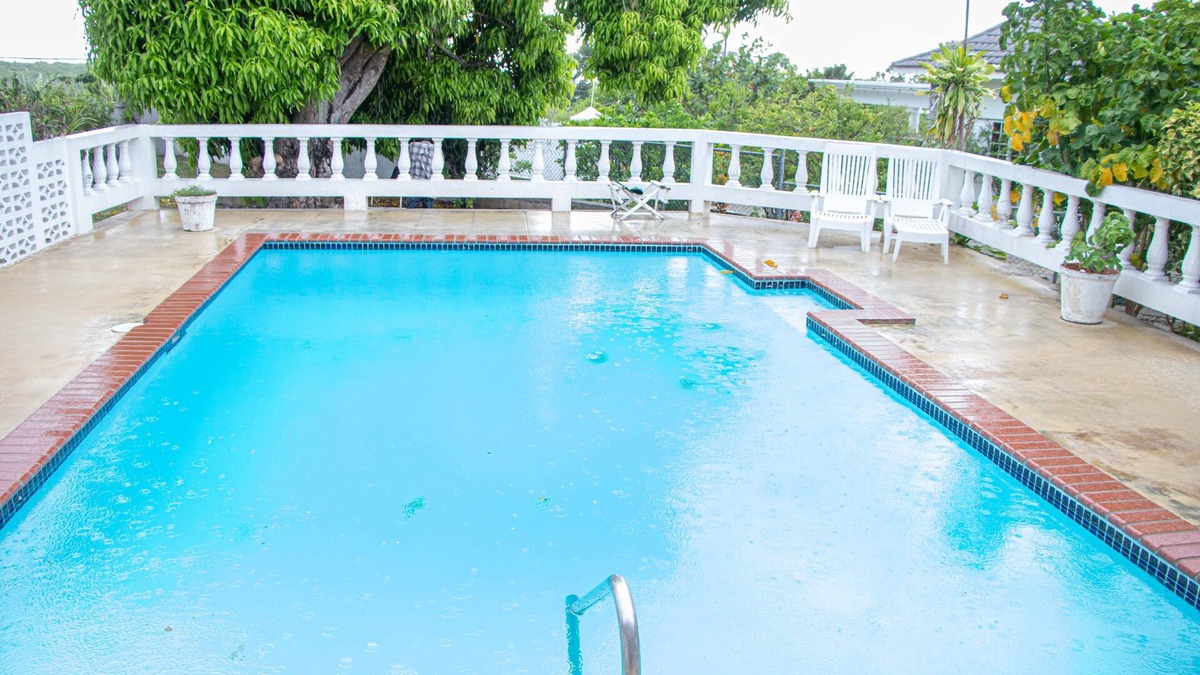 Montego Bay Villa | Spacious Tropical villa with bar & pool — 5 minutes away from beach