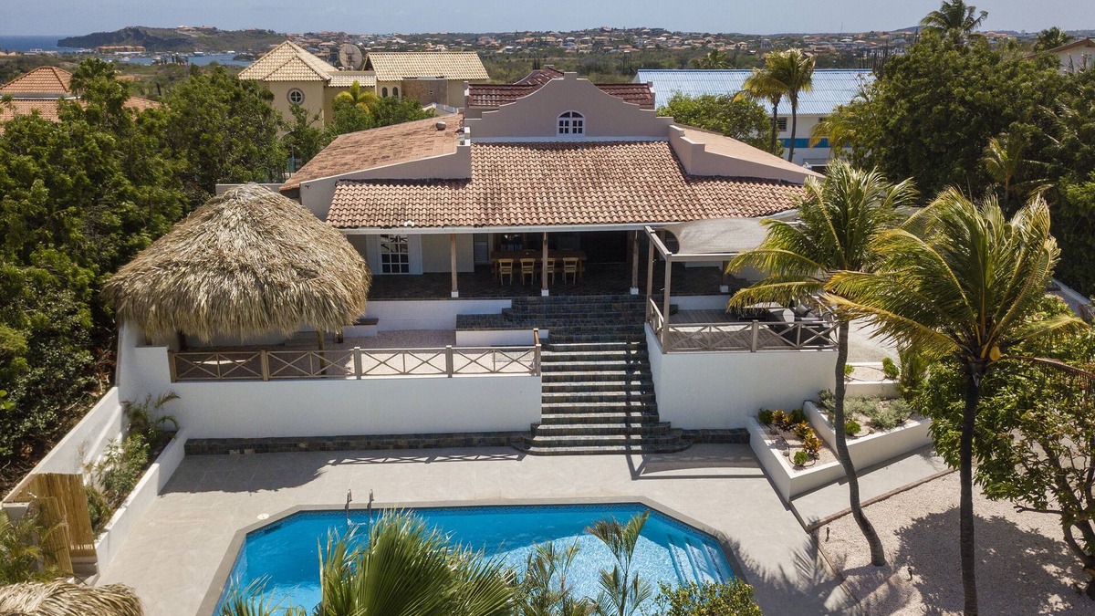 Willemstad Villa | Spacious tropical villa with swimming pool for 6 people at the Spanish Water