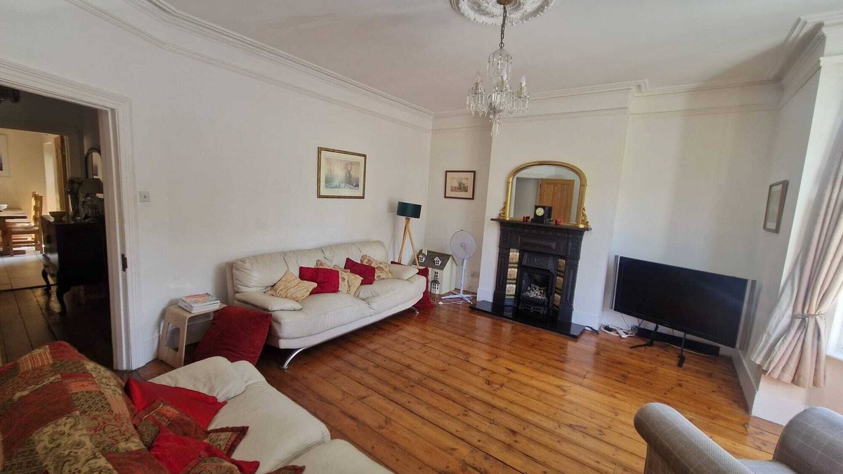 West Ealing Apartment | Spacious two bedroom garden flat close to West Ealing Elizabeth line station