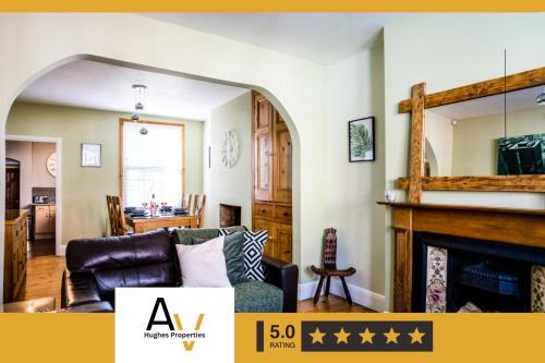 Northampton House | Spacious Two-Bedroom House - Fast Wi-Fi, Garden, Free Parking, Ideal for Business or leisure Stays By AV Hughes Properties
