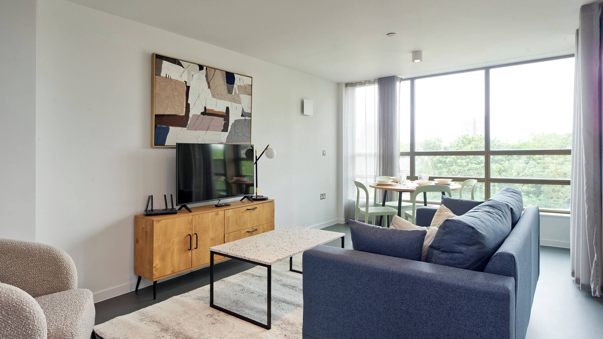Poplar Apartment | Spacious two-bedroom home in East London