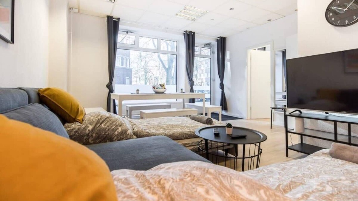 Barmbek-Nord Apartment | Spacious Two BR Close To Stadtpark and Street Parking
