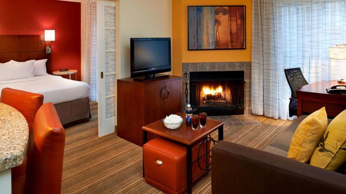 Warren Hotel | Spacious Unit Near Detroit Attractions, Full Kitchen w/Free Breakfast!