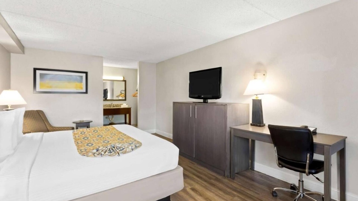 Naperville Hotel | Spacious Unit w/Free Parking and Breakfast Near I-88 Corridor - Pets Allowed