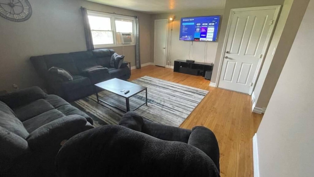 Eastside Apartment | Spacious University area 2 bedroom apartment 1 mile from SU. Parkside view!n