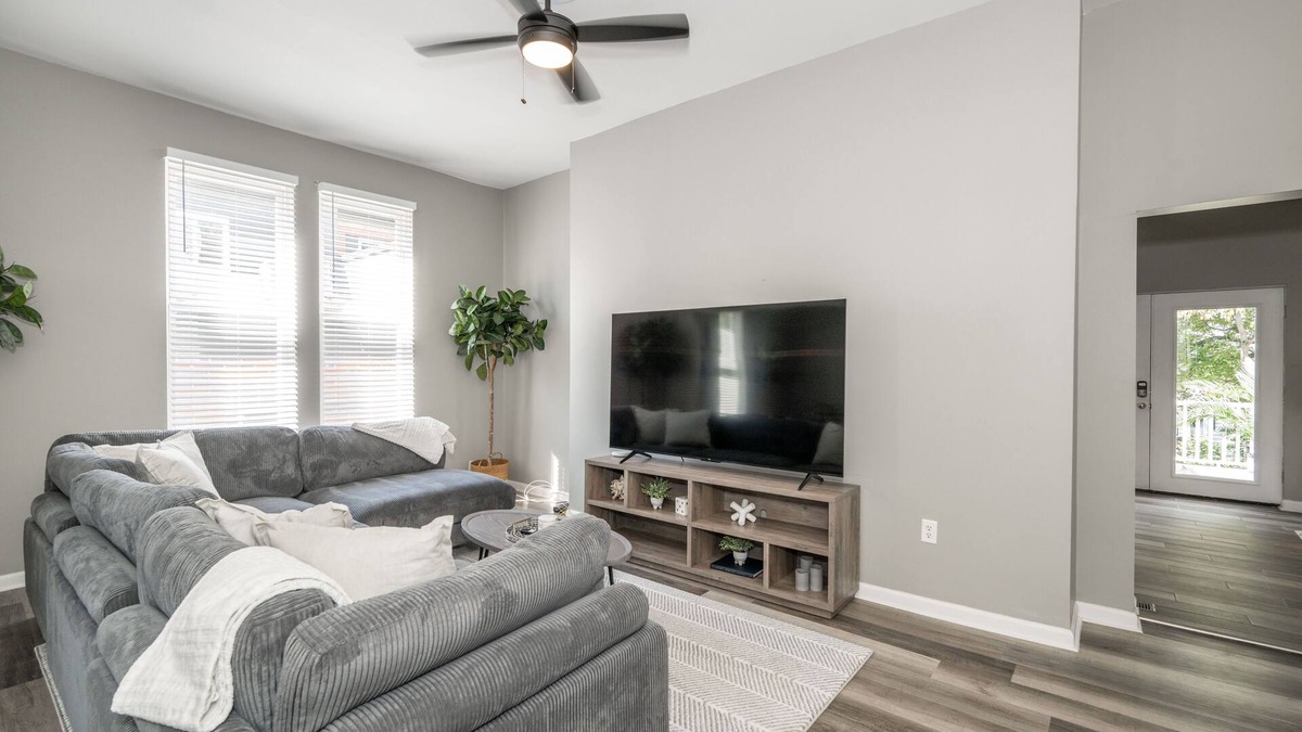 Roselawn Finance House | Spacious, Updated 6 BDR Home Sleeps 14! Perfect for Families or Large Groups