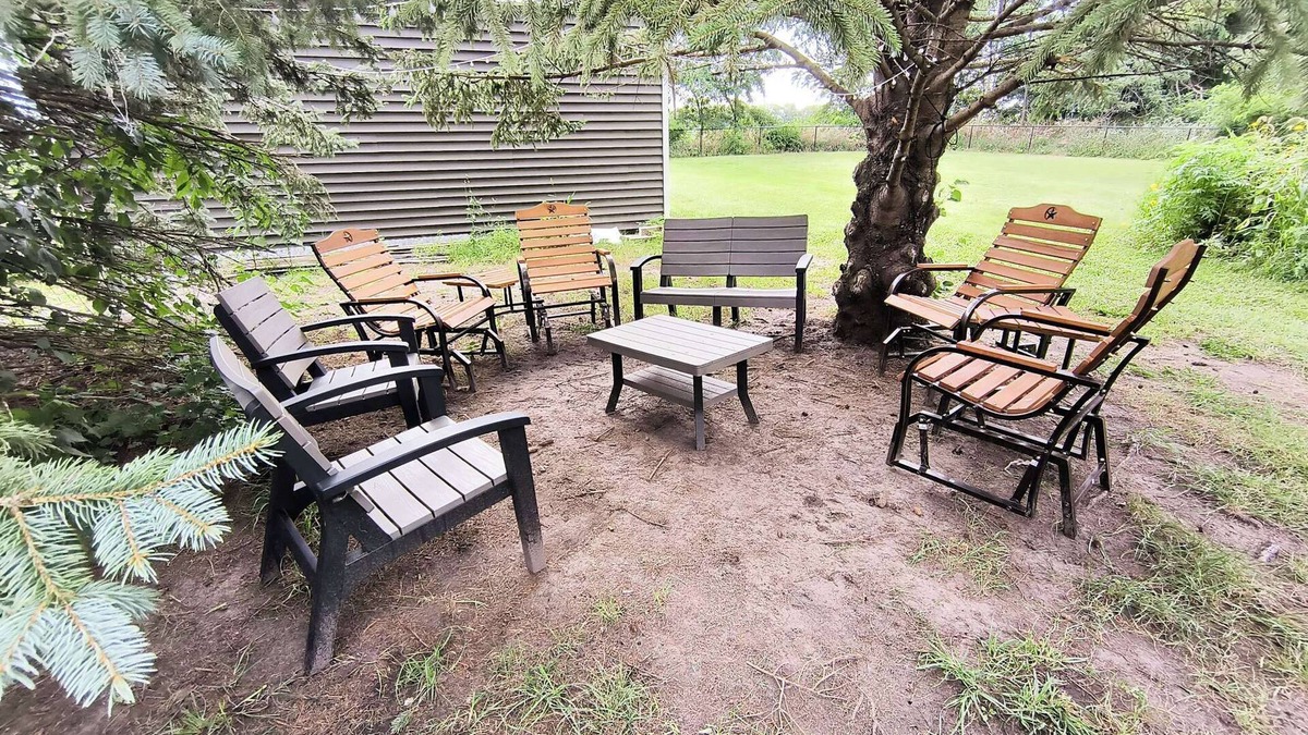 Burnside House | Spacious Updated Farmhouse with King Beds, WiFi, AC, Ping Pong, Yard, & Smart TV