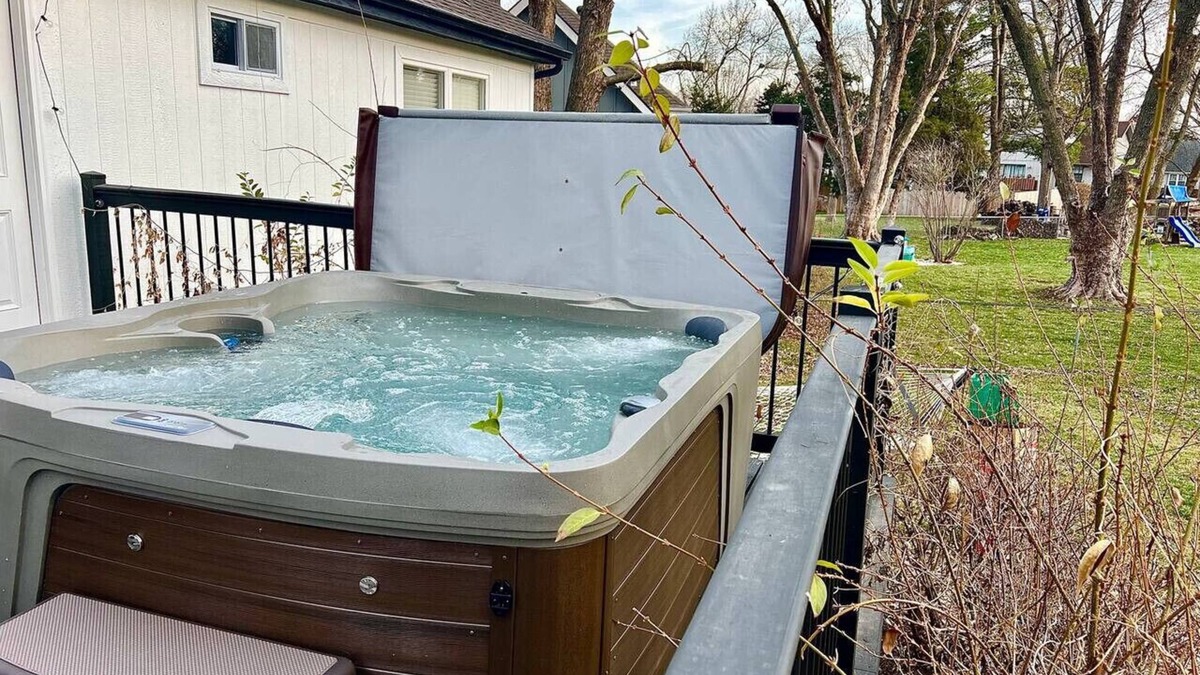 Olathe House | Spacious & Updated Getaway! Pool & Hot Tub 10 Beds